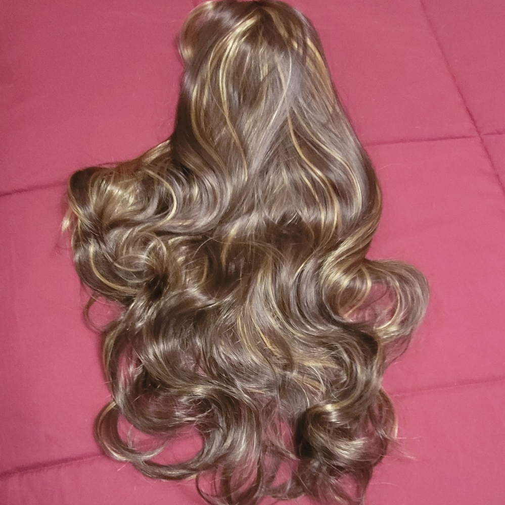 Beautiful Synthetic Long Hair Wig - Picture 3 of 8